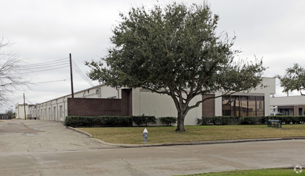 More Photos Of 4133-4185 Bluebonnet Dr, Stafford Flex For Lease