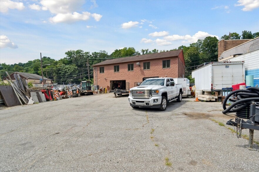 More Photos Of 1641 Saw Mill Run Blvd, Pittsburgh Flex For Sale