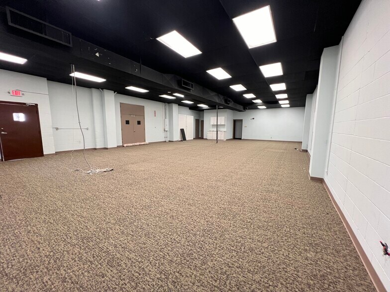 More Photos Of 211 W 3rd St, Taylor Office For Lease