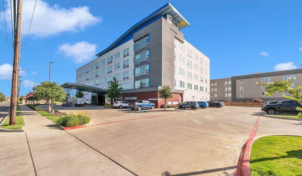 Primary Photo Of 900 S 11th St, Waco Hotel For Sale