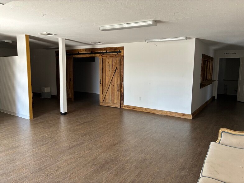 More Photos Of 3037 SW 3rd Ter, Okeechobee Showroom For Lease