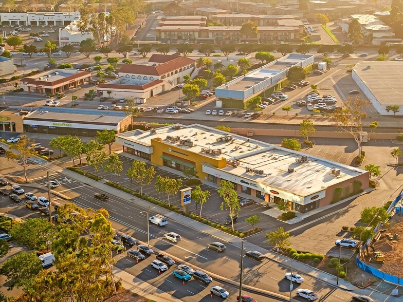 More Photos Of 2351-2381 Vineyard Ave, Oxnard General Retail For Lease