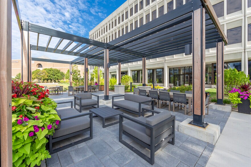 More Photos Of 1900 Spring Rd, Oak Brook Office For Lease