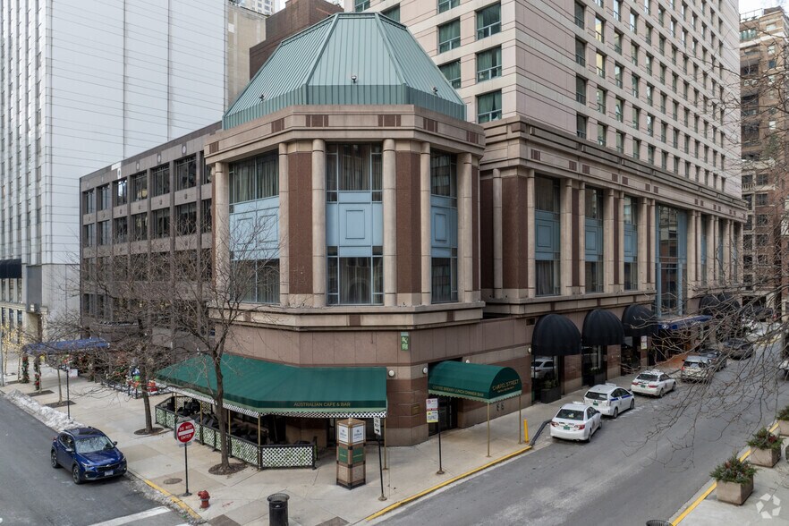 Primary Photo Of 198 E Delaware Pl, Chicago Hotel For Lease