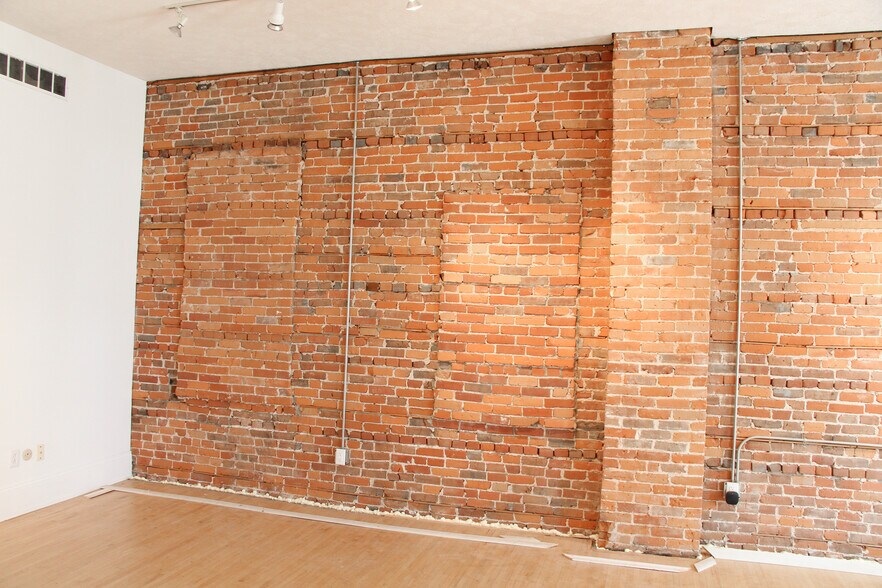 More Photos Of 221-223 E State St, Rockford Storefront Retail Residential For Lease