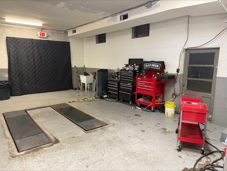 More Photos Of 271 Litchfield Rd, Harwinton Manufacturing For Sale