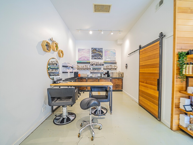 More Photos Of 2028 W Division St, Chicago Storefront Retail Residential For Lease