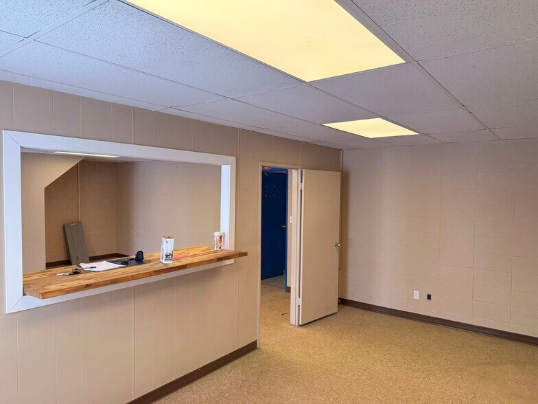 More Photos Of 2117 84 Av NW, Edmonton Light Manufacturing For Lease