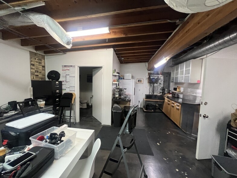 More Photos Of 1742-1758 Berkeley St & 3015-3017 Nebraska Ave, Santa Monica Flex For Lease