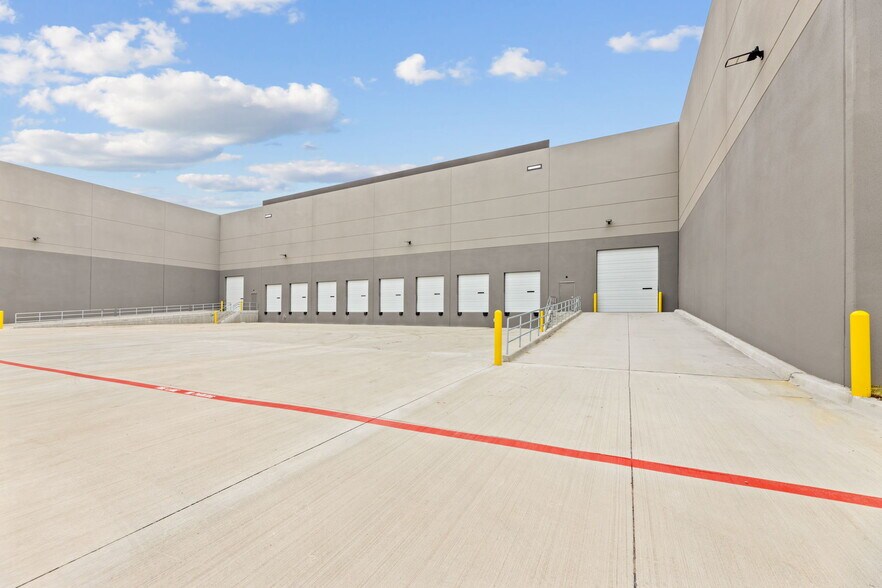 More Photos Of 3301 Enterprise Dr, Rowlett Warehouse For Lease