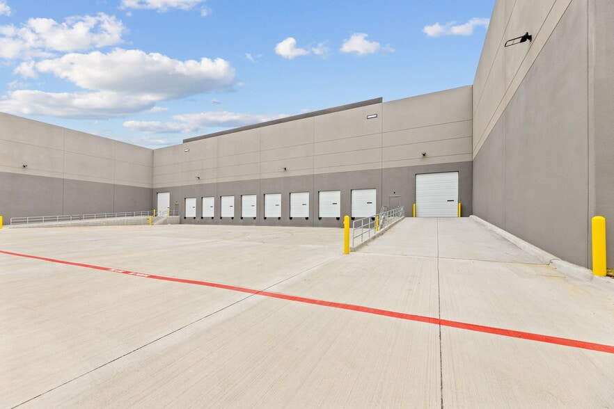 More Photos Of 3301 Enterprise Dr, Rowlett Warehouse For Sale