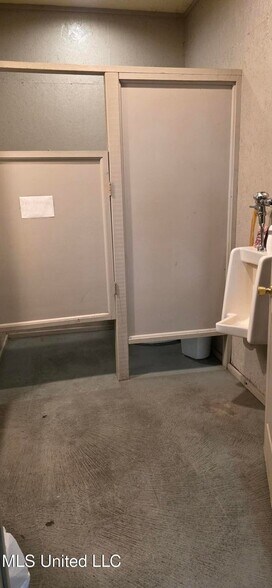 More Photos Of 601b S Railroad Blvd, Mccomb General Retail For Sale