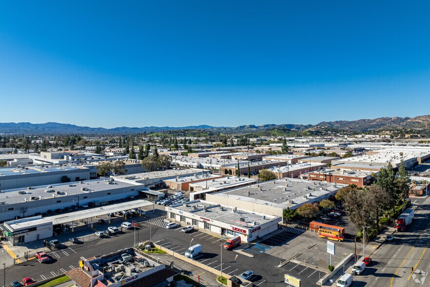 More Photos Of 20920-20930 Lassen St, Chatsworth Freestanding For Lease
