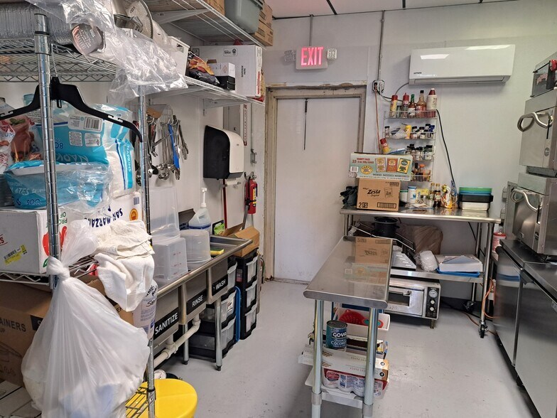 More Photos Of 1764-1868 NE Jensen Beach Blvd, Jensen Beach Bar For Lease