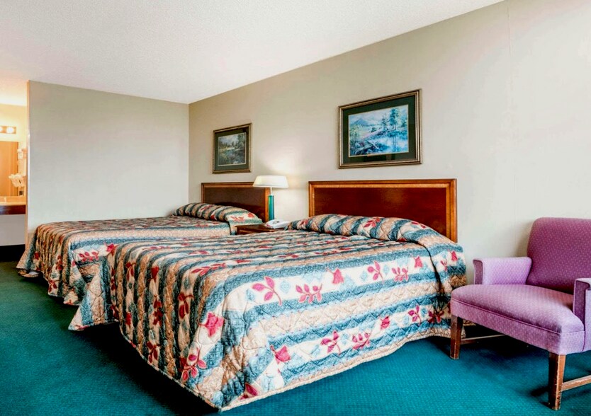 More Photos Of 1950 S Wabash St, Wabash Hotel For Sale