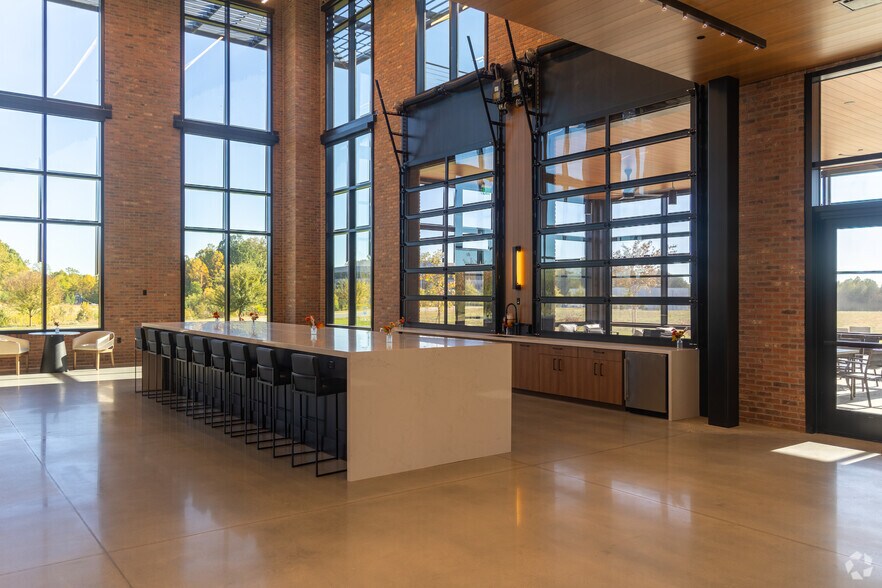 More Photos Of 110 Langtree Campus Dr, Mooresville Showroom For Lease