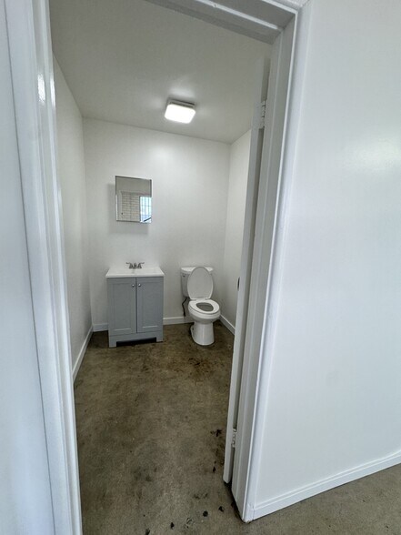 More Photos Of 232 W 31st St, Los Angeles Warehouse For Lease