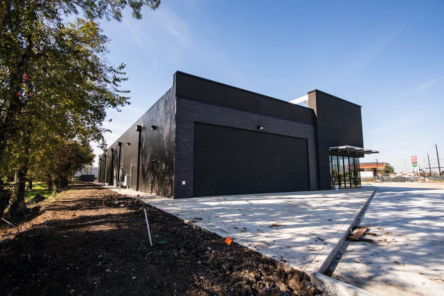 More Photos Of 2903 S Main St, Stafford Storefront For Lease