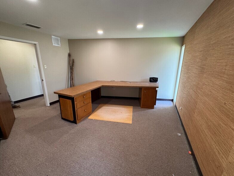 More Photos Of 1208 S Chestnut St, Lufkin Showroom For Sale
