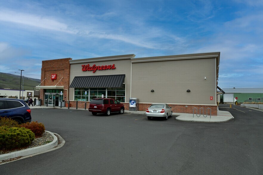 More Photos Of 425 Bridge St, Clarkston Drugstore For Sale