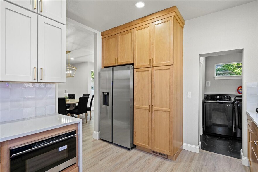 More Photos Of 2722 Central Ave, Cheyenne Light Distribution For Sale