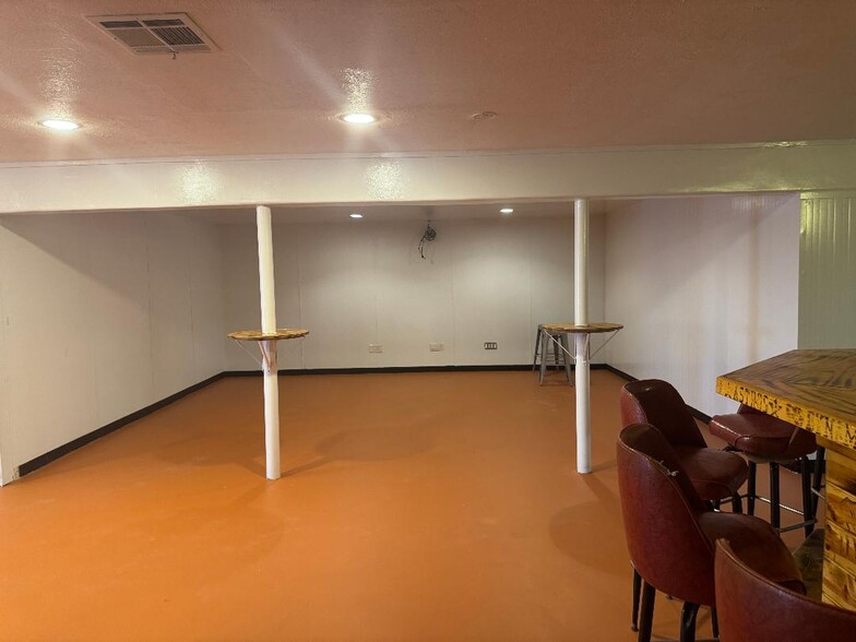 More Photos Of 711 Freeport St, Houston Bar For Sale