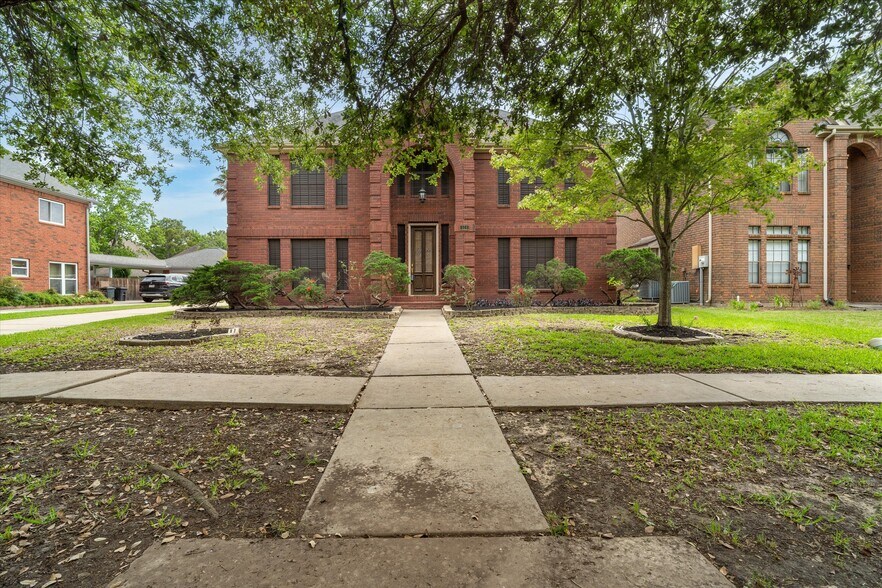 More Photos Of 124 Lake Point Dr, League City Specialty For Sale