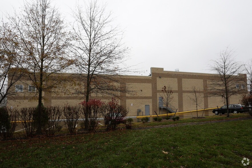 More Photos Of 23551 Pebble Run Pl, Dulles Town Center Showroom For Lease