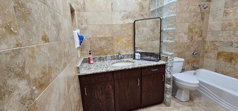 More Photos Of 3609 26th St, Chicago Office Residential For Lease