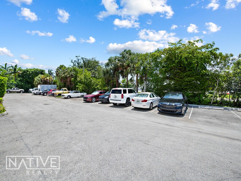 More Photos Of 701 SE 32nd Ct, Fort Lauderdale Flex For Lease