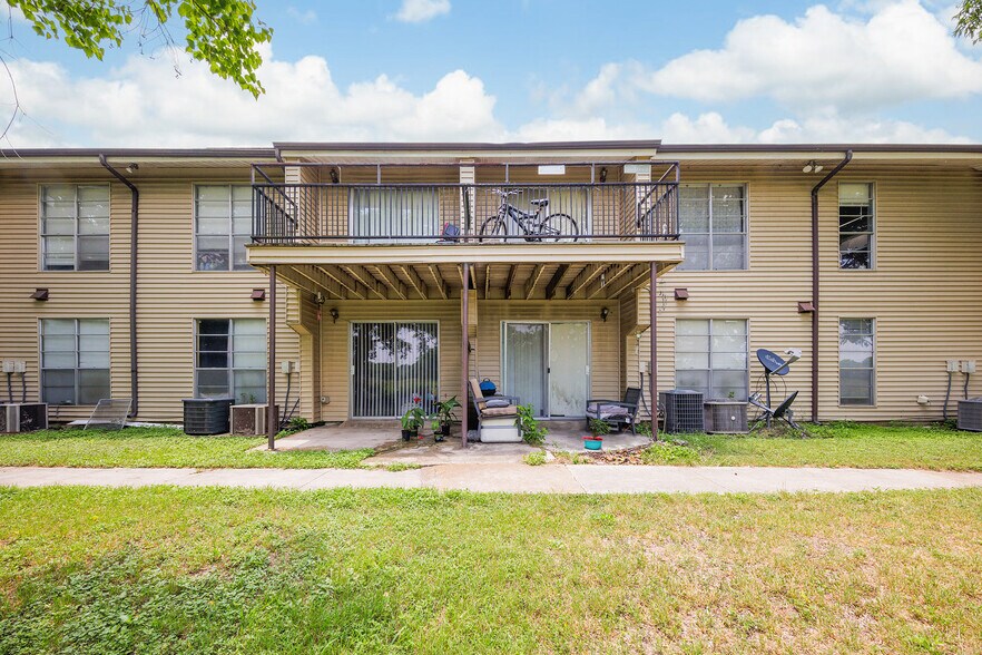 More Photos Of 700 N Medina St, Lockhart Apartments For Sale