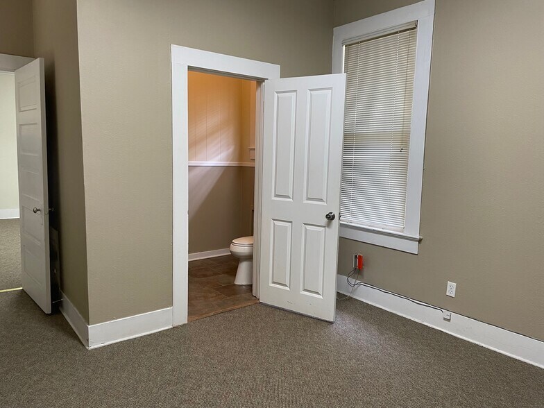 More Photos Of 2019 Government St, Baton Rouge Office For Sale