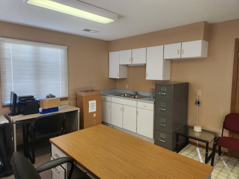 More Photos Of 1309 S Broadway St, Toledo Office For Sale