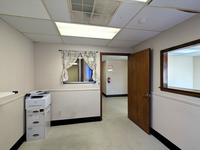 More Photos Of 2440 W Cardinal Dr, Beaumont Warehouse For Lease