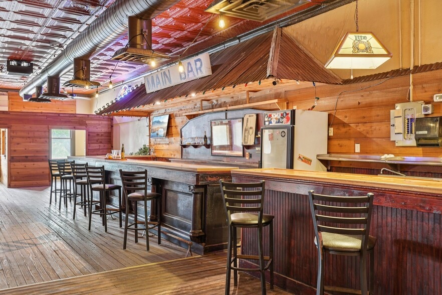 More Photos Of 113 N Main St, Moulton Bar For Sale