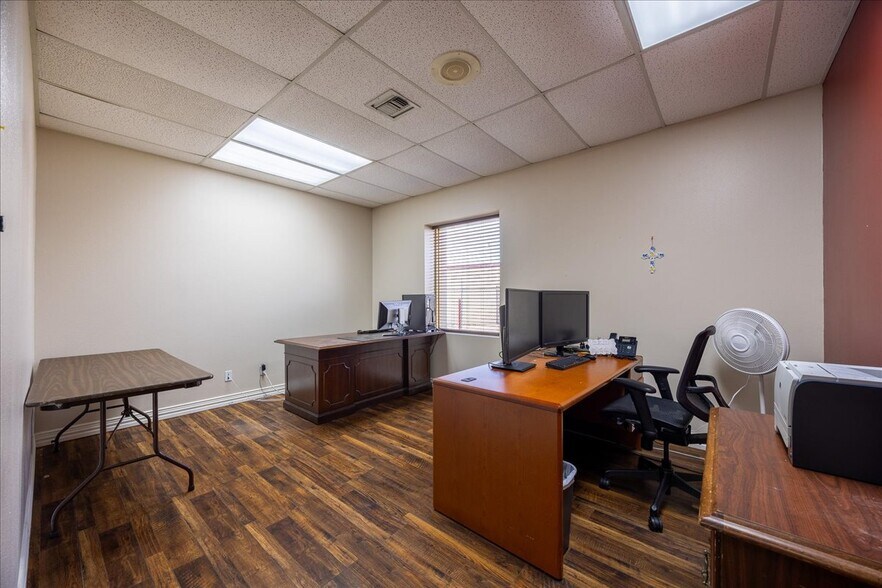 More Photos Of 812 Lexington Dr, Plano Office For Sale