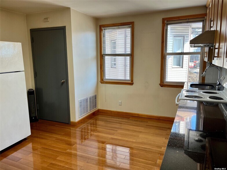 More Photos Of 11614 Myrtle Ave, Richmond Hill Medical For Sale