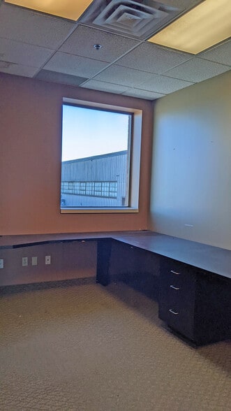 More Photos Of 1401 Dundas St, Woodstock Light Distribution For Lease