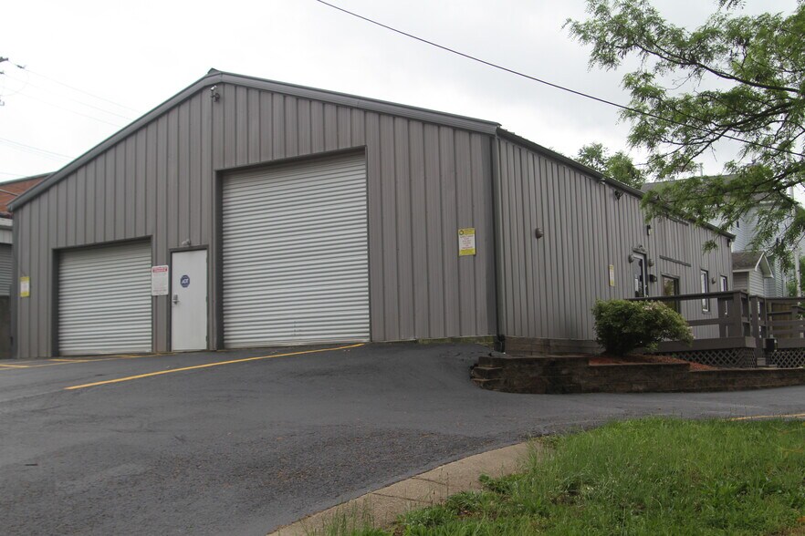 More Photos Of 210 N West St, Hillsboro Office For Sale