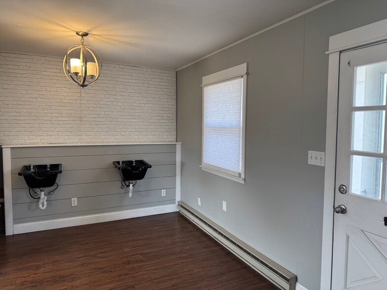 More Photos Of 1112 E Railroad St, Sandwich Medical For Lease
