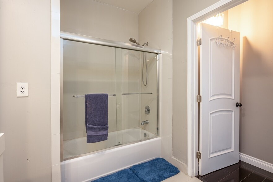 More Photos Of 4741 Point Loma Ave, San Diego Storefront Retail Residential For Sale