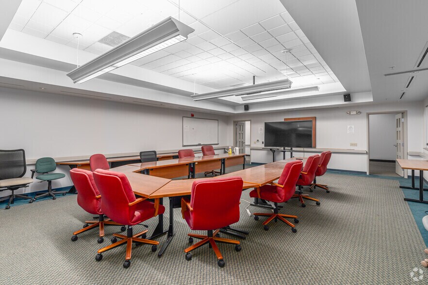 More Photos Of 800 Barksdale Rd, Newark Office For Sale