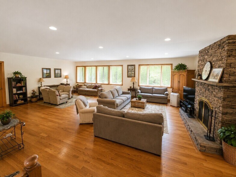 More Photos Of 94-100 Dingle Daisy Rd, Monticello Hotel For Sale