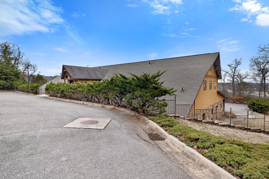 More Photos Of 4220 N Crossover Rd, Fayetteville Medical For Lease