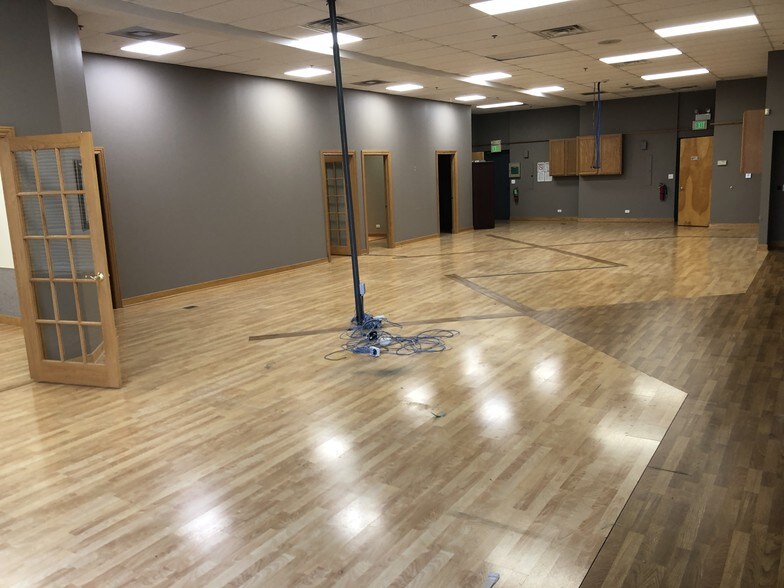 More Photos Of 1532-1552 E Algonquin Rd, Algonquin Unknown For Lease