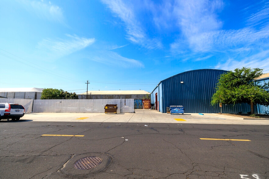 More Photos Of 270 Oak St, Manteca Warehouse For Lease