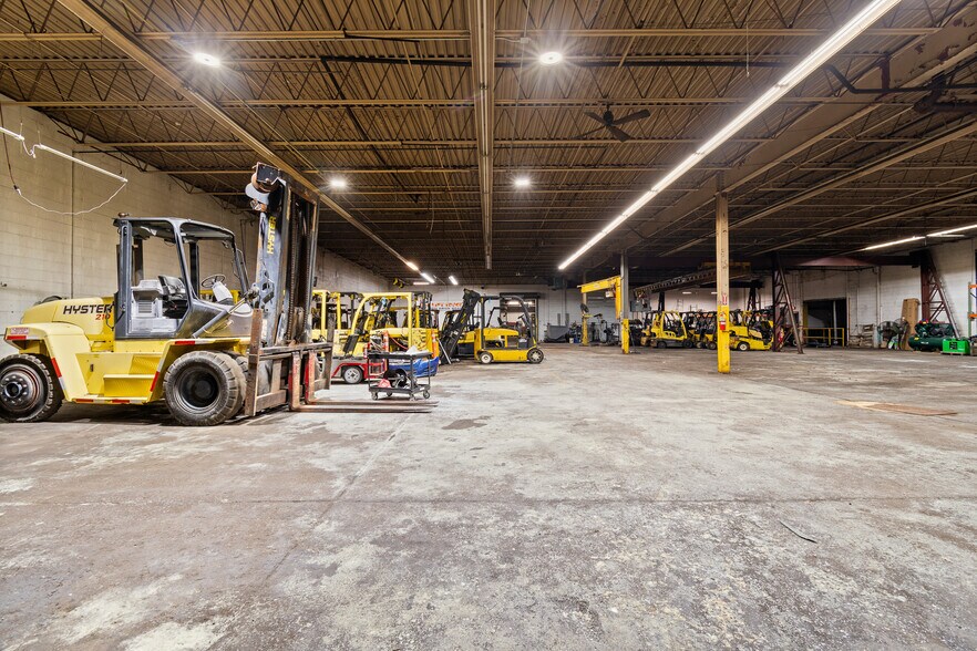 More Photos Of 60 Williams St, Grand River Warehouse For Sale
