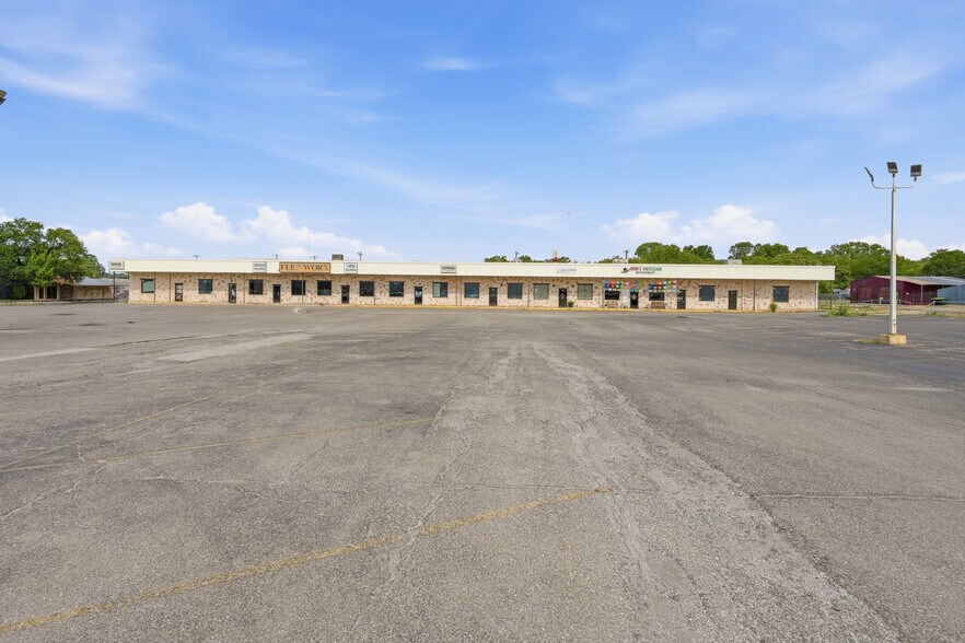 More Photos Of 605 S Green Ave, Purcell Freestanding For Sale