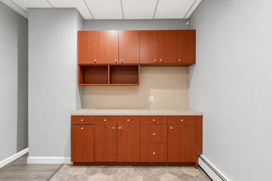 More Photos Of 283-285 Broadway, Bethpage Storefront Retail Office For Lease