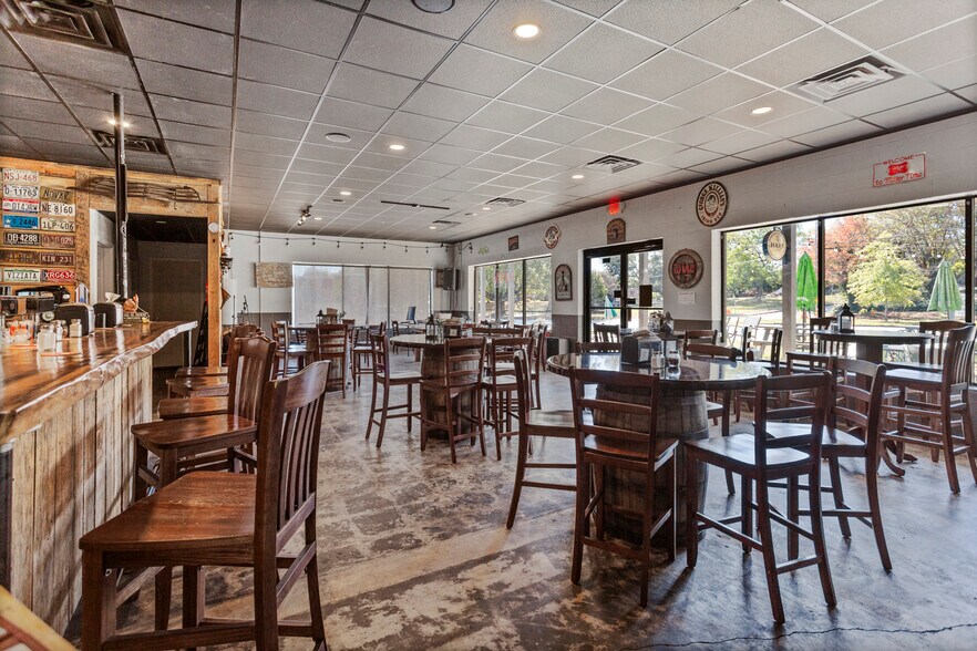 More Photos Of 400 W Main St, Walhalla General Retail For Lease